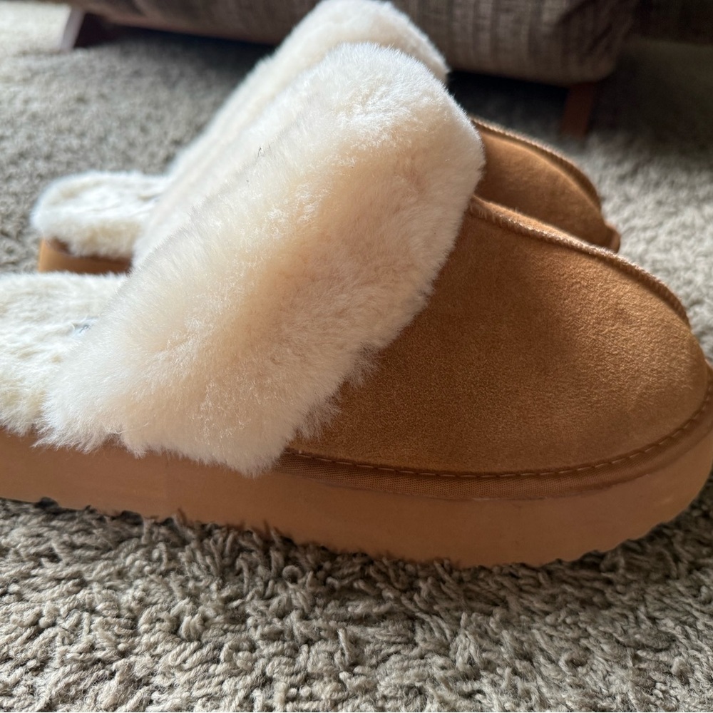 Plush Women's Slippers in Tan